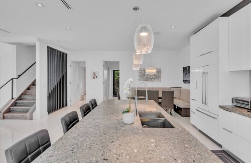Colee Hammock Casa | Modern Las Olas Masterpiece, Steps from Las Olas