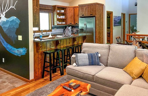 Apple Ridge Casa | Modern Lenoir Mtn Retreat: 9 Acres, Fire Pit!
