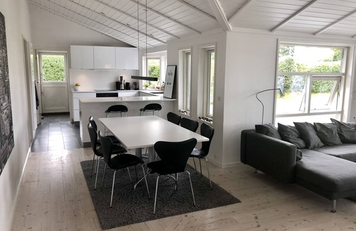Jyllinge Villa | Villa moderna y luminosa cerca del agua y la ciudad