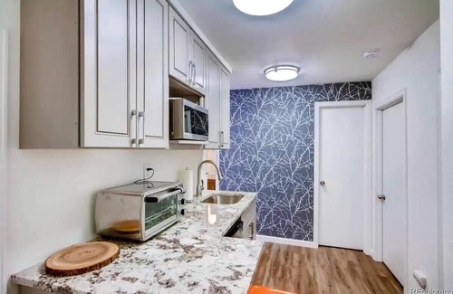 Arvada Apartamento | Modern, Light Basement Apartment