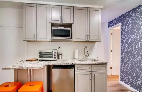 Arvada Apartamento | Modern, Light Basement Apartment