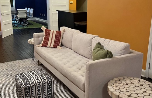 Parkersburg Apartamento | Modern living conveniently located on Market Street in downtown Parkersburg