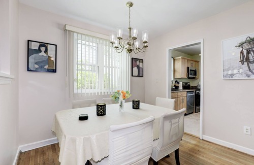 College Park Casa | Modern living for visit DC/UMD, 2 bedrooms, 4 beds with central AC/heating