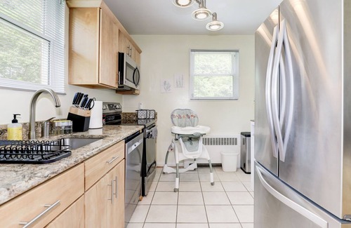College Park Casa | Modern living for visit DC/UMD, 2 bedrooms, 4 beds with central AC/heating