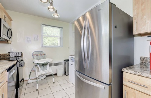 College Park Casa | Modern living for visit DC/UMD, 2 bedrooms, 4 beds with central AC/heating
