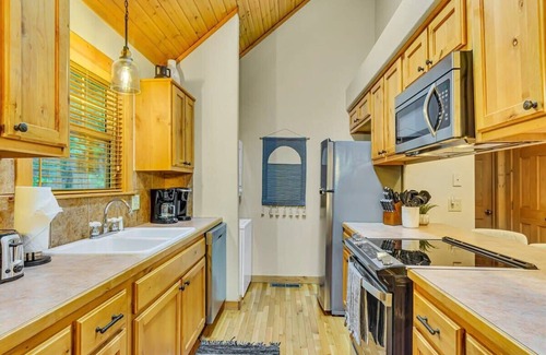 Branson West Cabina | Modern Lodge, 3 Miles from Silver Dollar City!