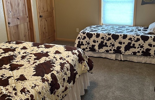 Gove County Cabina | Modern Lodge in quiet, country setting. Family, outdoorsman, and pet-friendly.