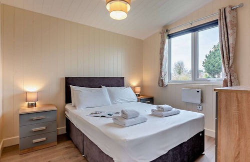 Bretforton Cabaña | Modern lodge with hot tub - Cotswold Lodge