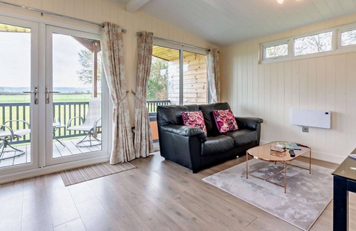 Bretforton Cabaña | Modern lodge with hot tub - Cotswold Lodge