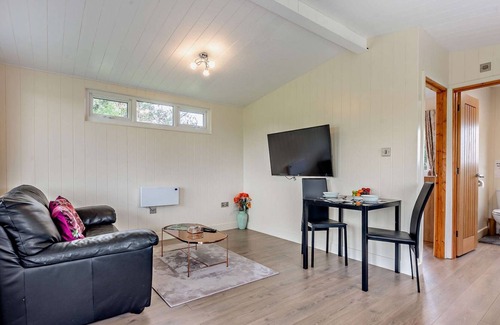 Bretforton Cabaña | Modern lodge with hot tub - Cotswold Lodge