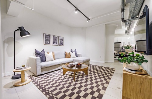 Historic Core Apartamento | Modern Loft | 1BR in Downtown LA with Rooftop!