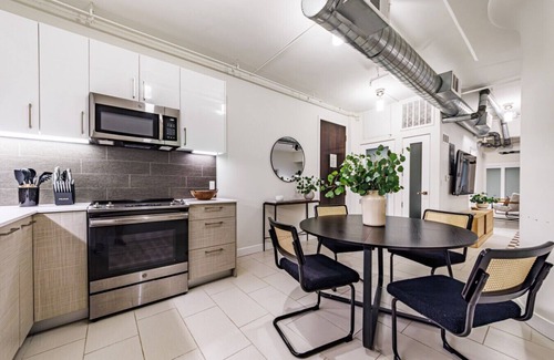 Historic Core Apartamento | Modern Loft | 1BR in Downtown LA with Rooftop!