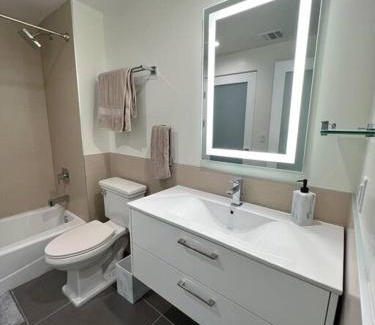 Historic Core Apartamento | Modern Loft in DTLA - Rooftop Pool & Free Parking!