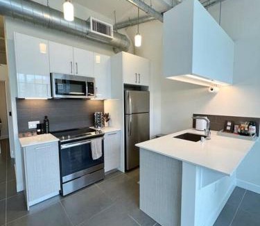 Historic Core Apartamento | Modern Loft in DTLA - Rooftop Pool & Free Parking!