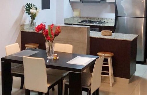 El Cangrejo Apartamento | Modern loft-style, 2 level apartment with city views, cover parking and pool.