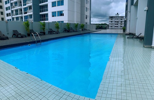 El Cangrejo Apartamento | Modern loft-style, 2 level apartment with city views, cover parking and pool.