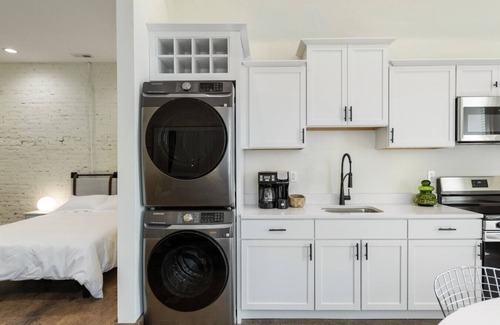 Milton Apartamento | Modern Loft-Style Retreat Near Blenko Glass – Milton, WV