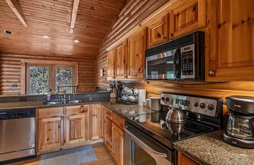 Lake Lure Cabina | Modern Log Cabin, Fireplace, Pool Table, and Mountain View!