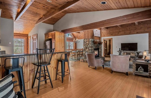 Lake Lure Cabina | Modern Log Cabin, Fireplace, Pool Table, and Mountain View!