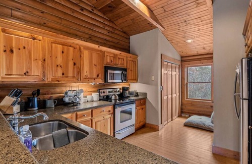 Lake Lure Cabina | Modern Log Cabin, Fireplace, Pool Table, and Mountain View!