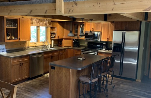 Custer Cabina | Cabaña de madera moderna en 3 Acres. Gran ubicación en el borde de Custer