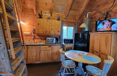 East Corinth Cabina | Cabaña de madera moderna con vista al estanque disponible para alquiler en el centro de Maine.