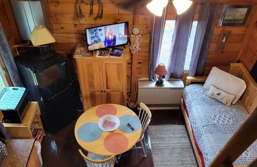 East Corinth Cabina | Cabaña de madera moderna con vista al estanque disponible para alquiler en el centro de Maine.