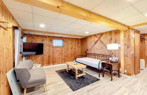 Montgomery Center Apartamento | Modern Log Chalet - Lower Unit