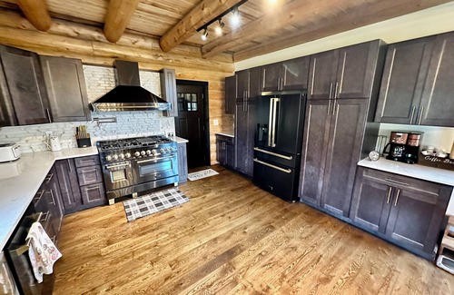 Conway Casa | Modern Log Home on the Kancamagus, Sleeps 18