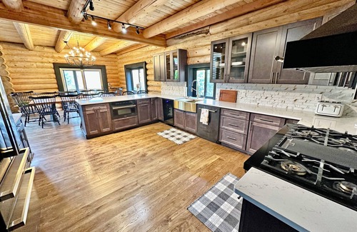 Conway Casa | Modern Log Home on the Kancamagus, Sleeps 18