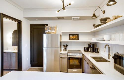 Ludington Apartamento | Modern Ludington Condo Across From the Lake!