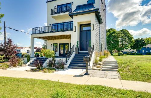 Ludington Apartamento | Modern Ludington Condo Across From the Lake!