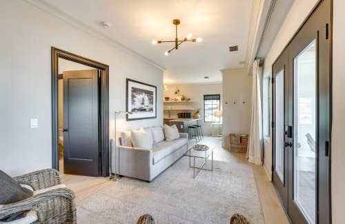 Ludington Apartamento | Modern Ludington Condo Across From the Lake!