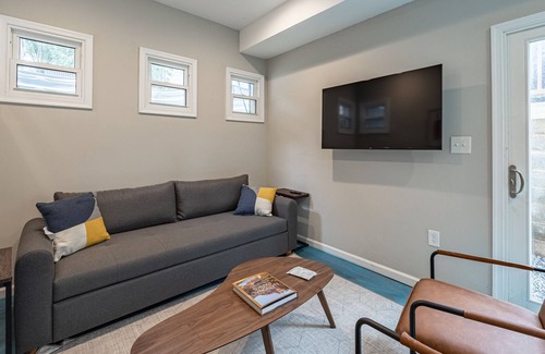 Brookland Condominio | MODERN ☆ Lux ★ 1 BR 2 Bed Condo ☆ Prime Location