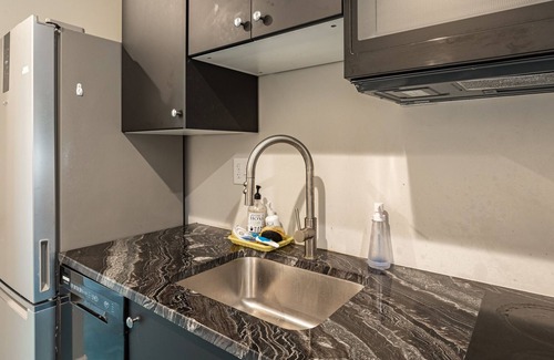 Brookland Condominio | MODERN ☆ Lux ★ 1 BR 2 Bed Condo ☆ Prime Location