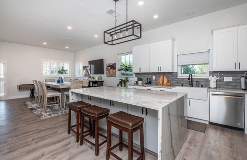 Grant Hill Casa | Modern Lux Home: 4B/3B Retreat: Close to Downtown!