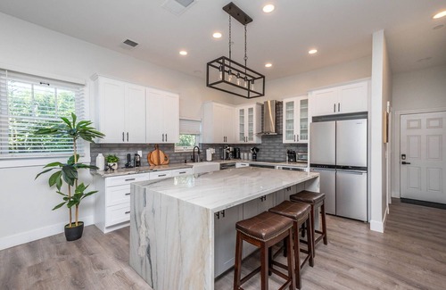Grant Hill Casa | Modern Lux Home: 4B/3B Retreat: Close to Downtown!