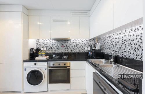 Sheikh Zayed Road Apartamento | Modern Luxe 2BR in Business Bay
