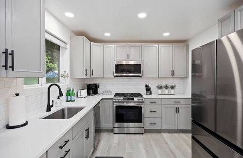 Burley Casa | Modern Luxe A 2BR Retreat by Modern Space Properties