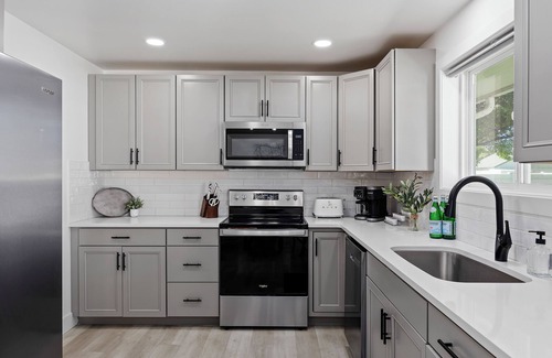 Burley Casa | Modern Luxe B 2BR Retreat by Modern Space Properties