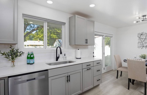 Burley Casa | Modern Luxe B 2BR Retreat by Modern Space Properties