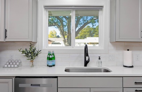 Burley Casa | Modern Luxe B 2BR Retreat by Modern Space Properties