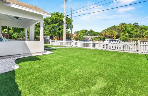 Palm Beach - West Palm Beach Casa | Modern Luxe Retreat w/Hot Tub: 5 Mins to Beach