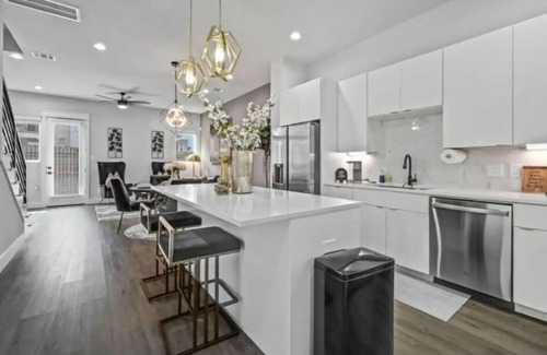 Central Business District Casa | Modern Luxe retreat in EaDo Downtown Houston few blocks from Minute Maid Park