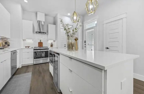 Central Business District Casa | Modern Luxe retreat in EaDo Downtown Houston few blocks from Minute Maid Park