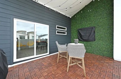 Central Business District Casa | Modern Luxe retreat in EaDo Downtown Houston few blocks from Minute Maid Park