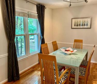 Marietta Casa | Modern Luxe Retreat near Braves Fast WiFi and Parking