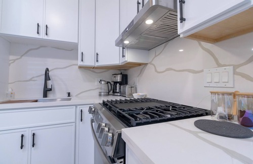 Burbank Apartamento | Modern Luxe Studio in Media/Rancho District Burbank