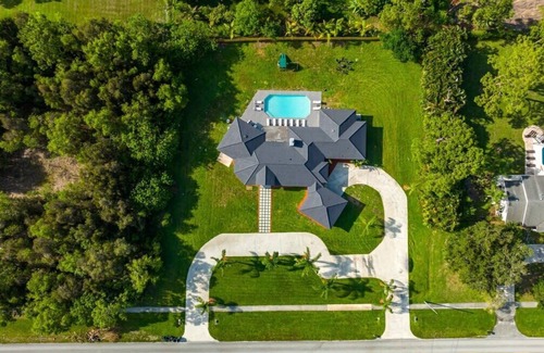 Hunt Club Casa | Modern Luxurious Pool Estate