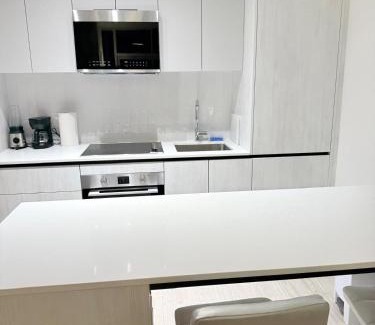 Central Erin Mills Apartamento | Modern & luxurious Condo with Parking, Erin Mills Area